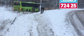 Bussolycka utanför Nyköping – chauffören förd till sjukhus