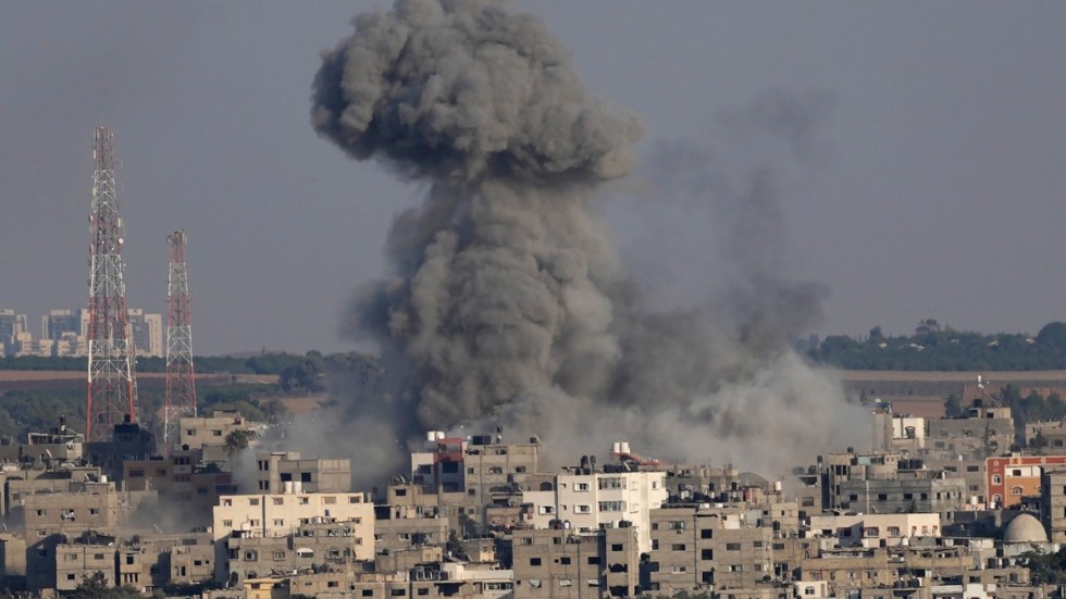 Ett rökmoln stiger mot himlen efter ett israeliskt flyganfall mot ett hus i Gaza på söndagen.