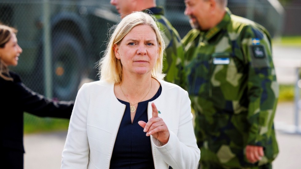 Magdalena Andersson - här på militärt besök i Norrbotten i söndags 7 augusti - levandegör övertydligt varför S värdesätter statsministerposten så högt som man gör. 