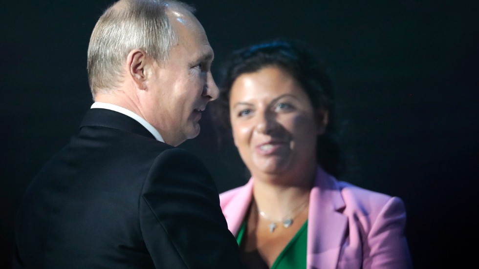 Rysslands president Vladimir Putin och Margarita Simonjan, chef för den statliga ryska tv-kanalen RT, under en konferens i Moskva i juli 2018.