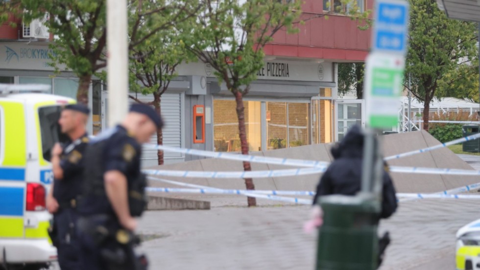 Polis vid torget där två personer skadades i en skottlossning i augusti. Arkivbild.