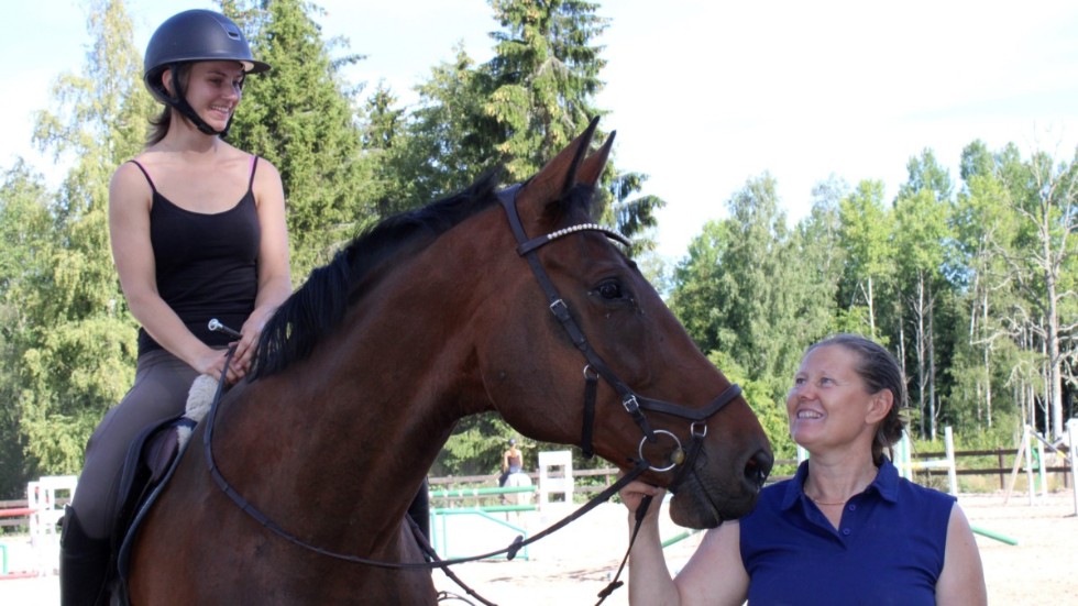 Emma Johansson uppe på hästen Faust tillsammans med ridskolechefen Agneta Egermo.