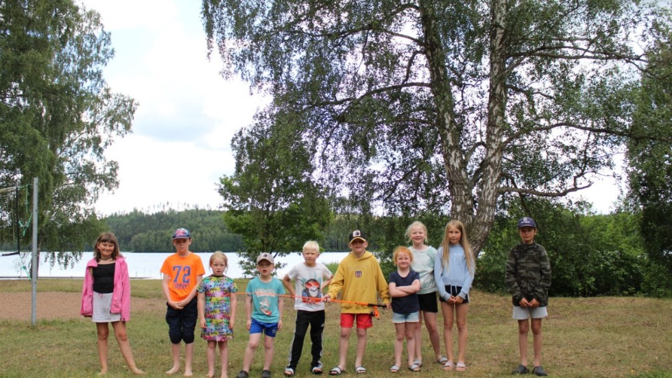 Tio av barnen som deltagit i år på övernattningsläger vid Stjärneviksbadet.