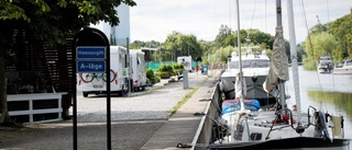 Husbilar och båtar i Enköpings hamn – Därför turistar de här: "Enköping är en trevlig stad"