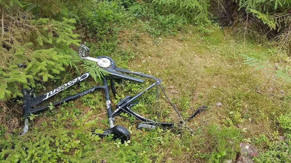 En av de isärplockade cyklarna som hittades i skogsområdet.