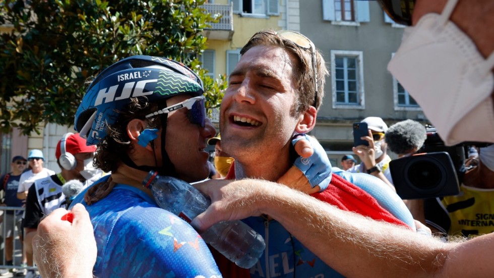 Hugo Houle, till höger, vann den 16:e etappen av Tour de France.