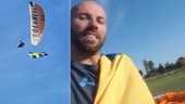 Här flyger Jörgen med Sverigeflaggan över Eskilstuna: "Jag firade vinsten på mitt sätt"