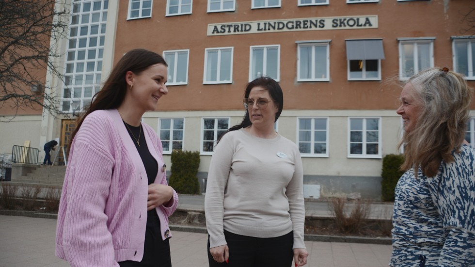 Lärarna Louise Reinholdsson, till vänster, och Jeanette Svahn, till höger, diskuterar kommunstyrelsens beslut i skolfrågan med rektor Josephine Svensson. De ser bland annat positivt på att det inte blir en stor högstadieskola".
