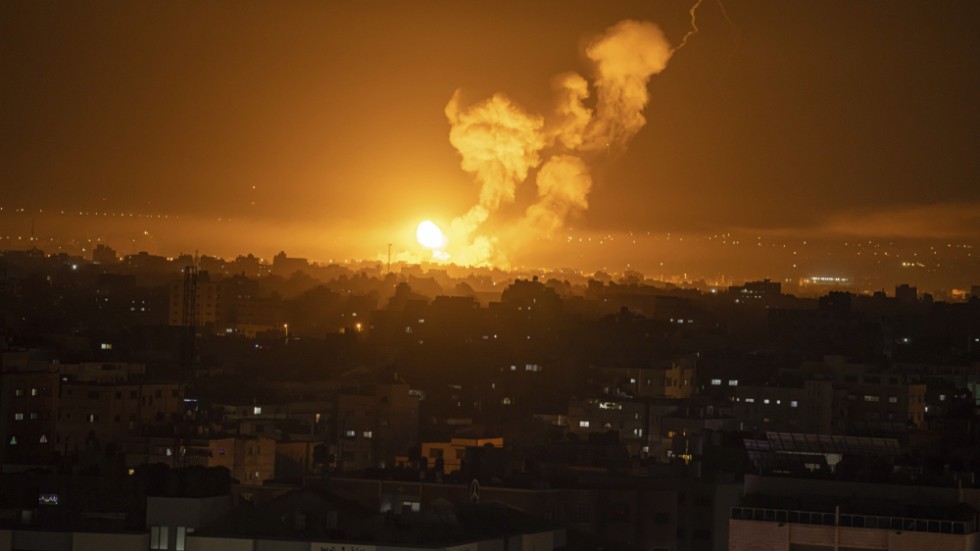 Eld och rök stiger från Gazaremsan efter ett israeliskt flyganfall under natten till fredag.