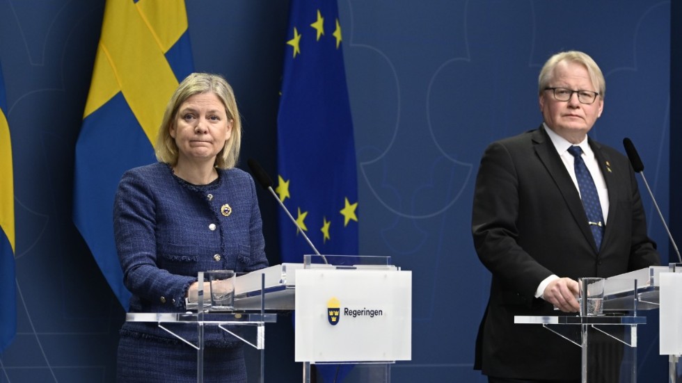 Statsminister Magdalena Andersson och försvarsminister Peter Hultqvist föreslår att försvaret stärks. Anslaget till det militära försvaret ska öka till 2 procent av BNP "så snart det går".