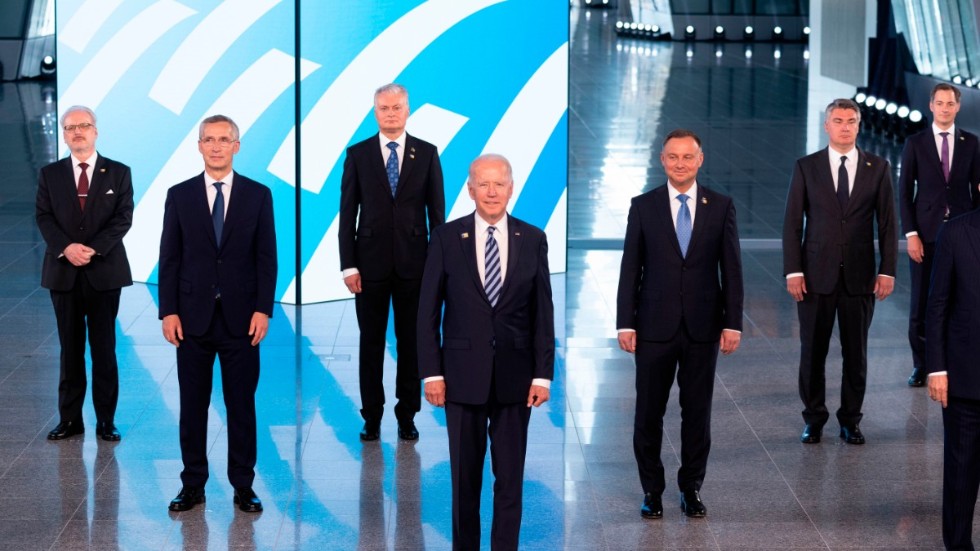 Låt oss hålla huvudet kallt och behålla nuvarande linje, skriver Klas Corbelius. Bilden från Nato-ledarnas möte i juni 2021.