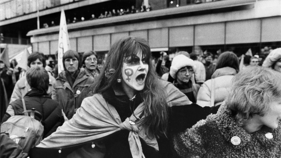 Bild från internationella kvinnodagen 1981. Nog har det rört sig framåt.