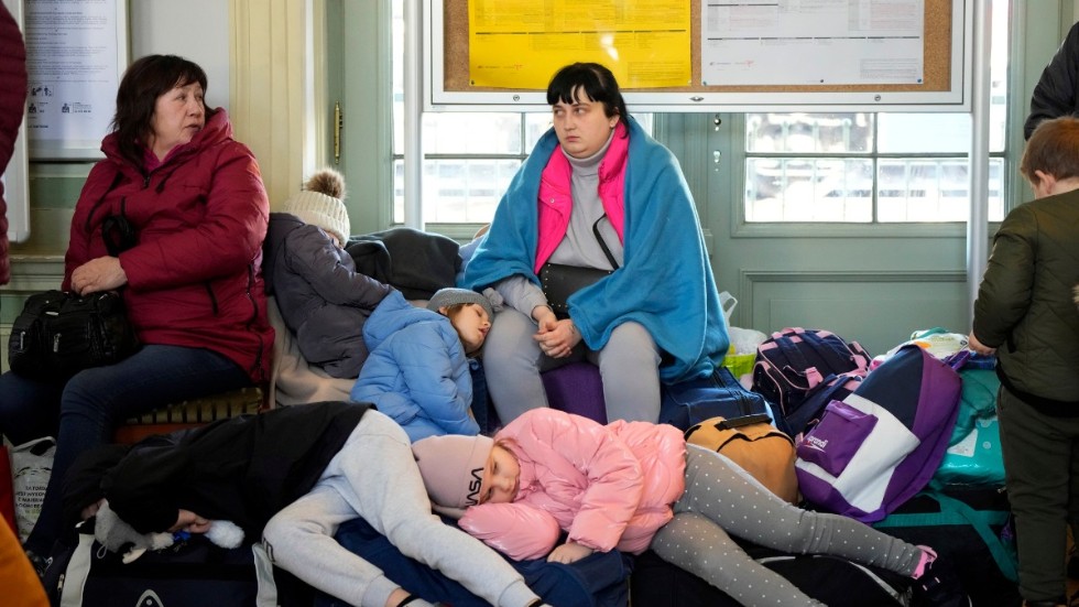 Ukrainska barn ligger och sover på tågstationen i den polska gränsstaden Przemysl, i onsdags.