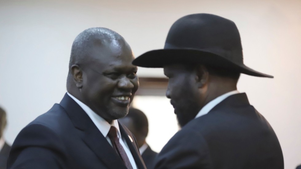 Sydsudans president Salva Kiir och rivalen, vicepresidenten Riek Machar, under ett möte 2020. Arkivbild.