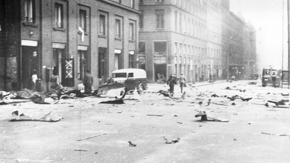 Helsingfors, december 1939. När Sovjet insåg att invasionen inte skulle gå så snabbt som väntat tog man till tung artillerield mot även civila områden.