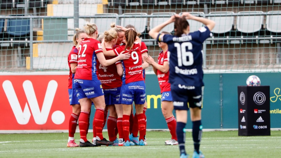 Vittsjös spelare jublar efter att #18 Linda Charlotta Sällström kvitterat till 1-1mot Linköping.