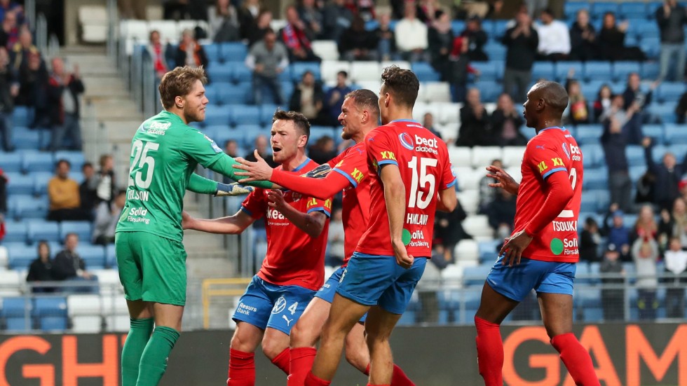Helsingborgs målvakt Kalle Joelsson jublar med lagkamraterna efter att han räddat en straff hemma mot Elfsborg. Skåningarna vann med 1–0 efter att Taha Ali svarat för segermålet.