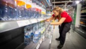 Högt vattentryck i butikshyllorna: "Märker att många fortfarande vill ha" ✔ Fortsatt uppmaning att koka kranvattnet