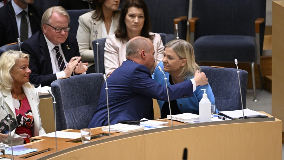 Justitieminister Morgan Johansson kramade statsminister Magdalena Andersson efter misstroendeomröstningen mot honom i riksdagen den 7 juni, som han klarade med en röst.