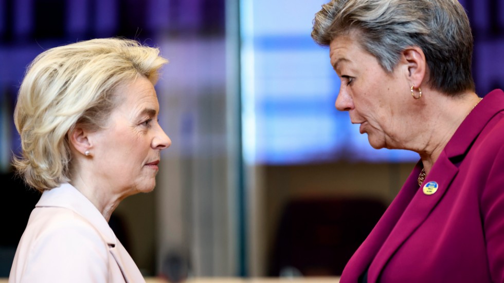 Ylva Johansson och Ursula von der Leyen i samspråk under mötet med EU: s migrationsministrar den 10 juni. Johansson och von der Leyen tycks gå bra ihop och har sansade perspektiv på saker och ting. 