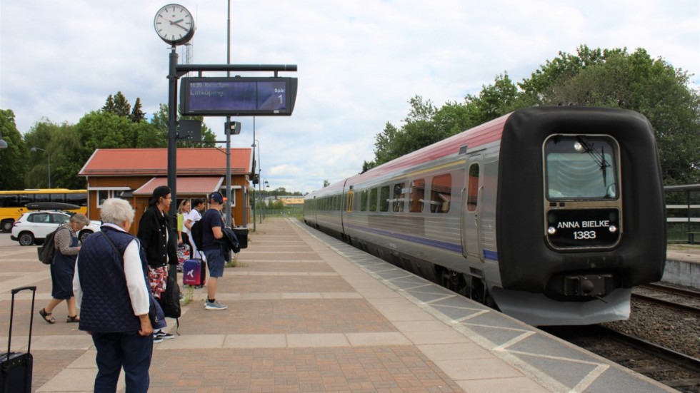 Att åka tåg mellan Kalmar och Vimmerby är inte helt enkelt, konstaterar insändarskribenten. "Jag undrar vad nästa resa ska bjuda på för oväntade hinder längs vägen."