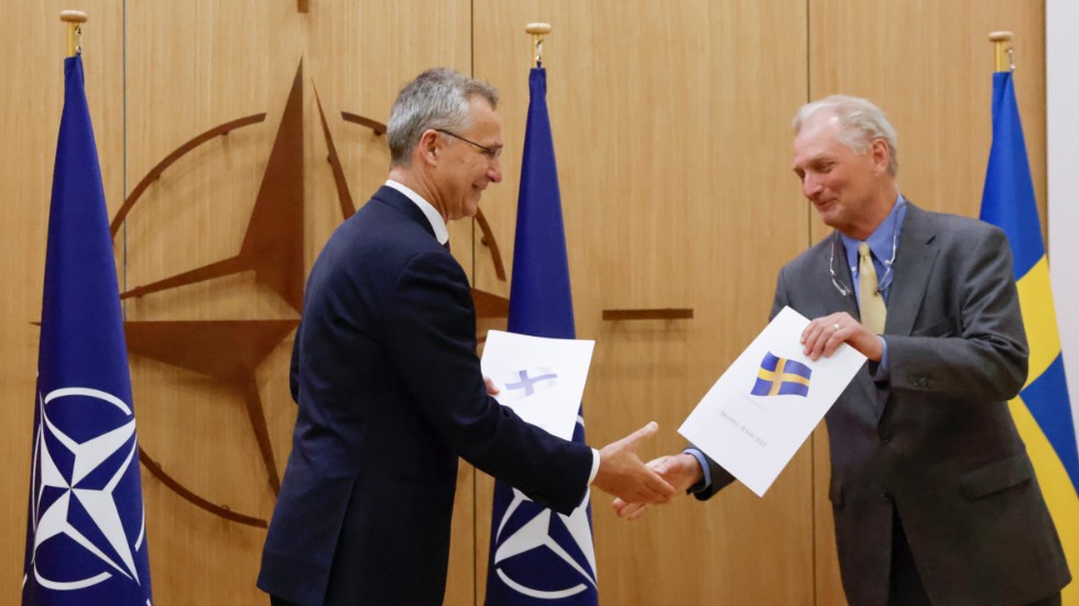 Skribenten påpekar att ett undantag från kärnvapen för Sverige bara skulle gälla under normal fredstid vid ett Natomedlemskap. På bilden Natos generalsekreterare Jens Stoltenberg och Sveriges Natoambassadör Axel Wernhoff.