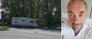 Mikael mötte herrelös husvagn på Kungsgatan – lyktstolpe satte stopp: "Det svajade till ordentligt" • Se videon 