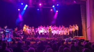 Bildspecial: Stjärna Wiktoria sjöng med Katrineholms musikklasser – vi minglade med stolta föräldrar och taggade artister