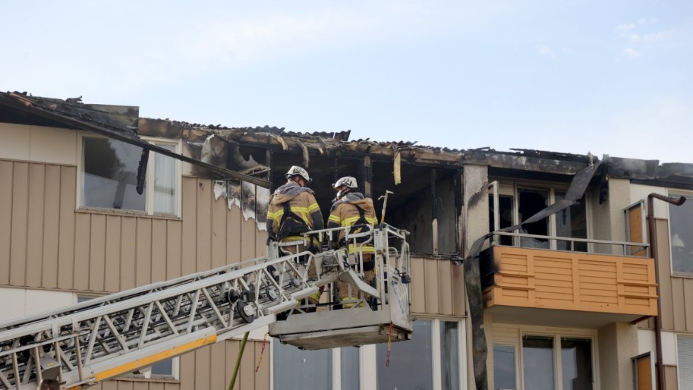 En person dog i branden i ett flerfamiljshus i Partille, öster om Göteborg.