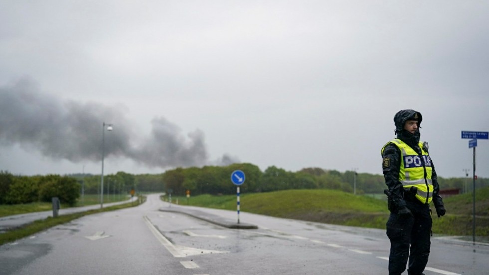 En del av Kongahällavägen är avstängd sedan i tisdags förmiddag på grund av en industribrand på Hisingen i Göteborg.