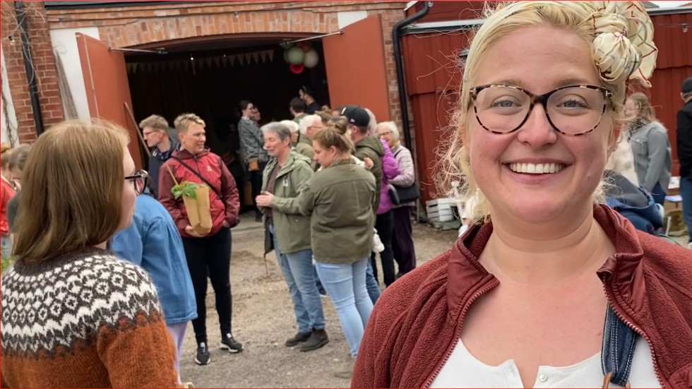 Janna Corneliusson som är arrangör för trädgårdsmarknaden tillsammans med Cathrin Åhlén avslöjar att de redan planerar för en skörefest till hösten på innegården.
