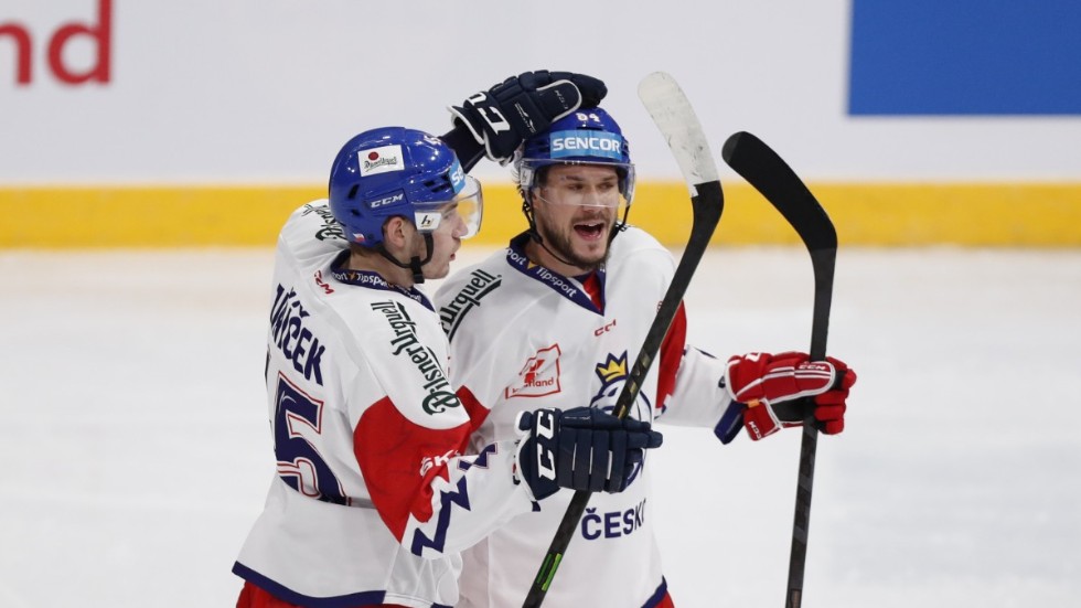 Tjeckiens Tomas Kundratek grattas av David Jiricek efter öppningsmålet i segermatchen över Schweiz i Beijer Hockey Games.