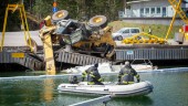 Kranbil välte i småbåtshamnen i Oxelösund – segelbåt hamnade på botten: "Tråkigt för ägaren av båten och kranen"
