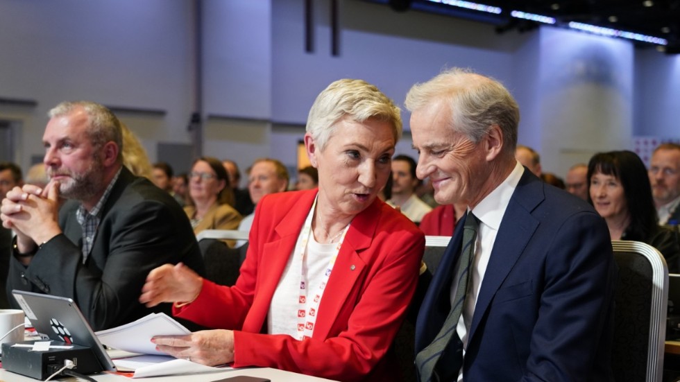 Statsminister Jonas Gahr Støre (Arbeiderpartiet) i samspråk med LO:s ordförande Peggy Hessen Følsvik på måndagens LO-kongress. Där uppmanade hon honom att släppa in vänsterpartiet SV i regeringen.