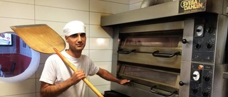 Utvisningshotad pizzabagare hjälte efter brand