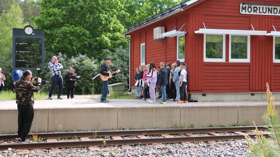 Elevernas sångprotest på järnvägsstationen i Mörlunda klingade inte alldeles ohörd trots allt. Även om ingen politiker fanns på plats, kommer frågan om tågstopp åter igen upp i Kolletivtrafiknämnden nu i augusti.