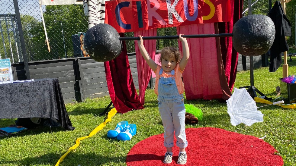 Kulturskolan lät barnen bli cirkusartister. Dilsoz, 4 år, passade på att visa hur stark hon är.