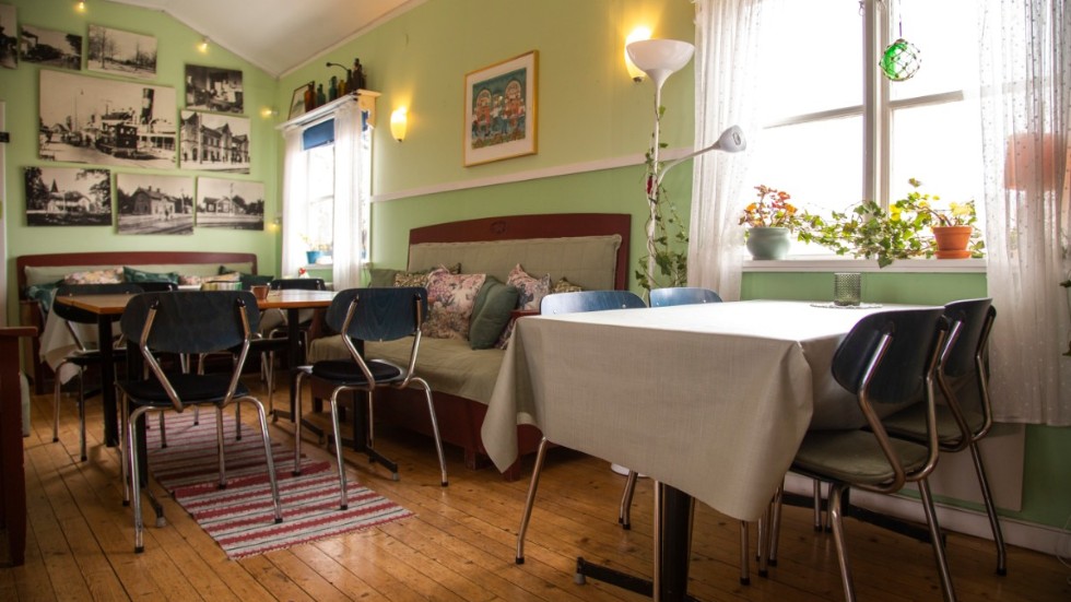 I kaféet är det en blandad inredning mellan gammalt och nytt. Mestadels är det äldre möbler som gäller. 