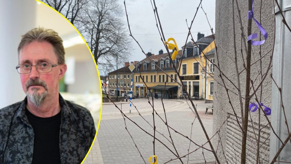 I år pryds Linnéaklubbens påskris i centrum av gula och lila paketsnören istället för fjädrar. Tidigare års fjädrar är något som kunderna i Vimmerbys butiker reagerat på. Håkan Rosin är kassör i Vimmerby Handel.