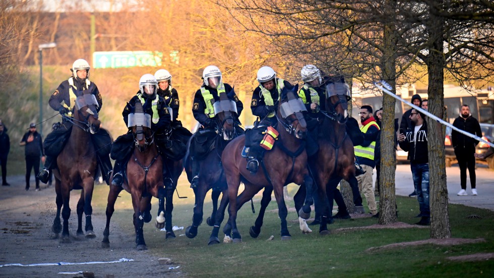 Kravallutrustad ridande polis och motdemonstranter i Malmö där Rasmus Paludan höll en manifestation.