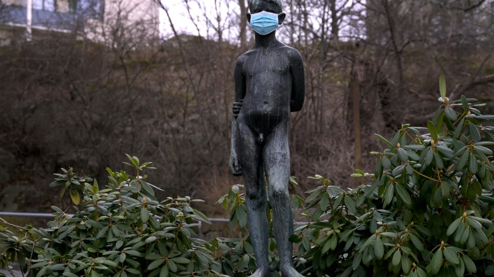 Någon har placerat ett munskydd på statyn "Pojke" av Sten Ericson på Reimersholme i Stockholm. Arkivbild.
