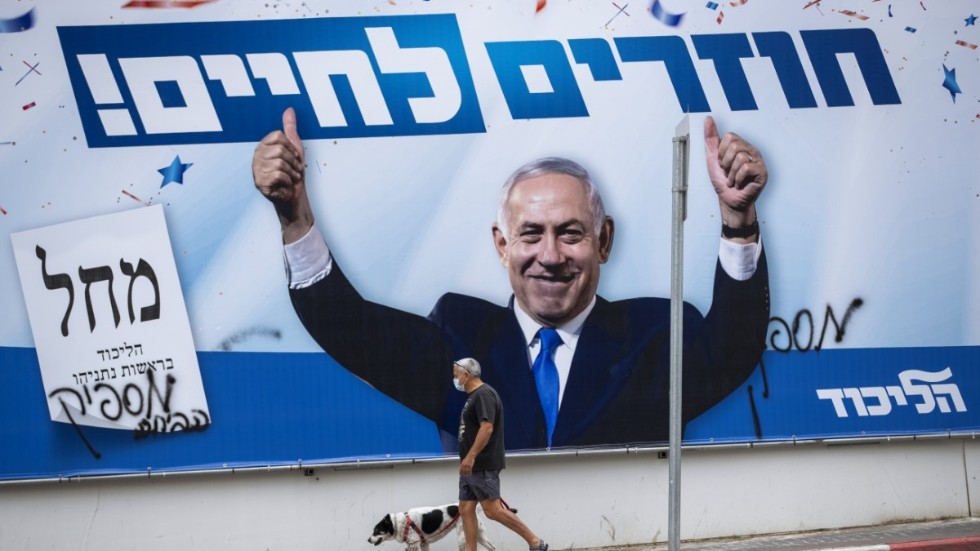 Tummen upp från Benjamin Netanyahu i ett konfettiregn – den israeliska premiärministern har drivit en valkampanj med ovanligt positiva undertoner.