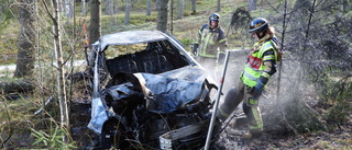 Hjälteinsatsen: Person räddade föraren från den brinnande bilen