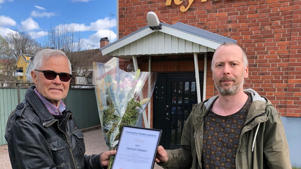 Lennart Nilsson fick ta emot årets Medborgarpris i Vimmerby för sin kamp för familjen Berisha. Lars Johansson från Vänsterpartiet överlämnade priset.