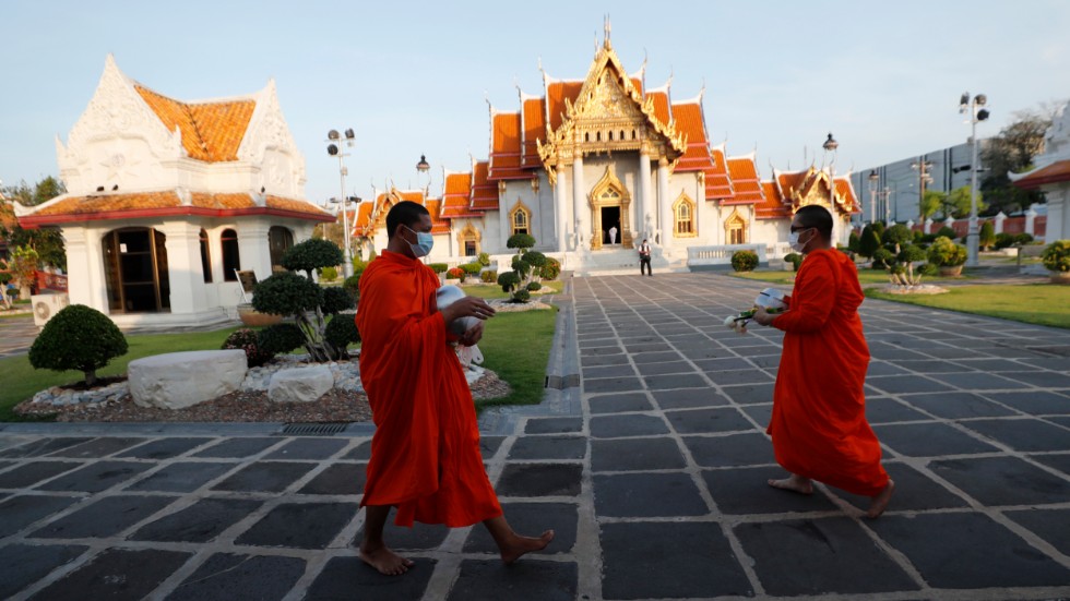 Munkar iförda munskydd vid det berömda templet Wat Ben i Bangkok. Bild från tidigare i april.