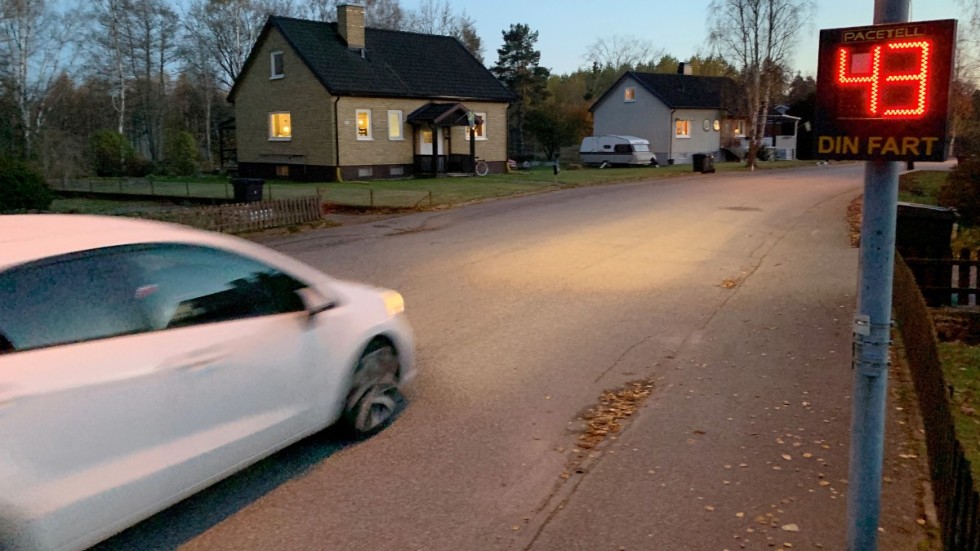 Hastigheten på Vällingbyvägen mäts, sedan invånarna slagit larm om att det går för fort i villakvarteret och förbi lekparken. 