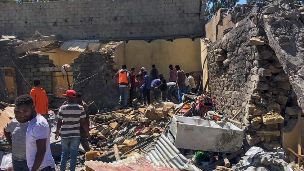 Lokalinvånare rensar undan bråte efter flygangreppet mot Mekele i norra Etiopien.