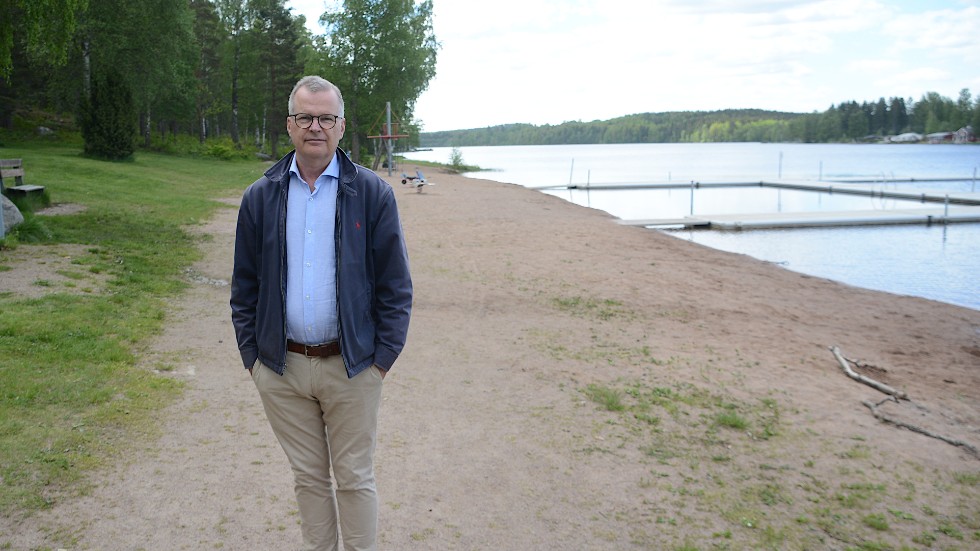 Krisledningsnämndens ordförande, Jacob Käll (C) på en öde strand vid den kommunala badplatsen vid Nossen. "Vi är skyldiga att stänga om det blir trängsel, och det är inte helt solklart var gränsen för trängsel går" säger han.
