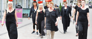 Här marscherar de i svart genom Skellefteå – protesterar mot Sara kulturhus: ”Går emot allt Sara Lidman stod för”