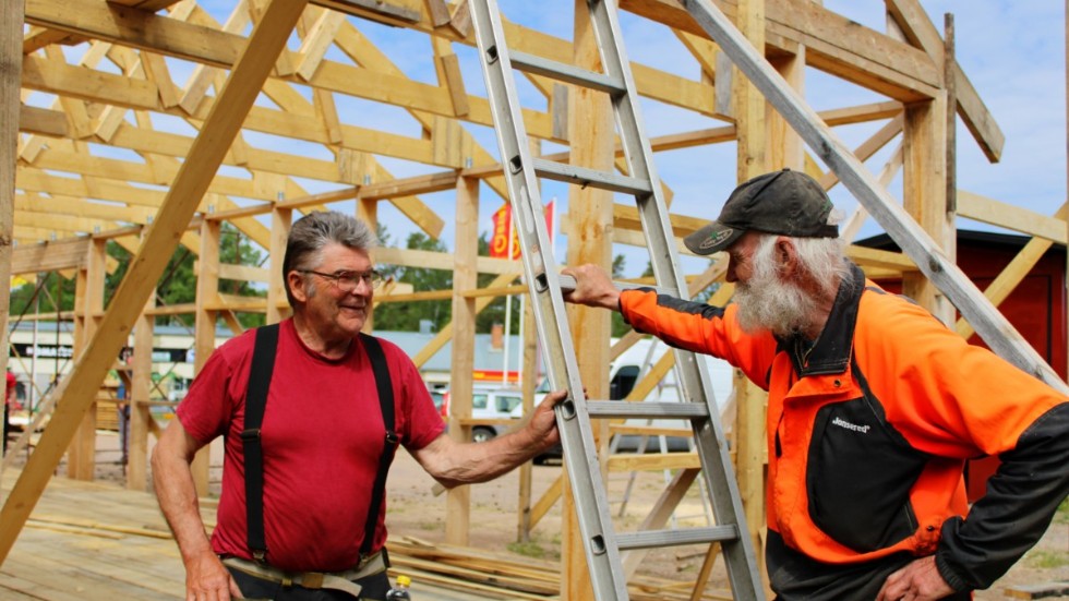 Ulf Henningsson och Peter Hultqvist från Frödinge hembygdsförening menar att en stor del av projektet är att få umgås och bygga tillsammans och att de inte sätter någon press på sig själva.